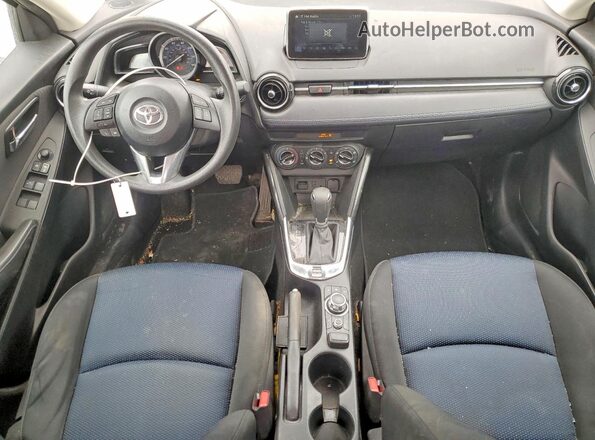 3MYDLBYV9HY164404 2017 TOYOTA YARIS Серебряный Вид панели приборов