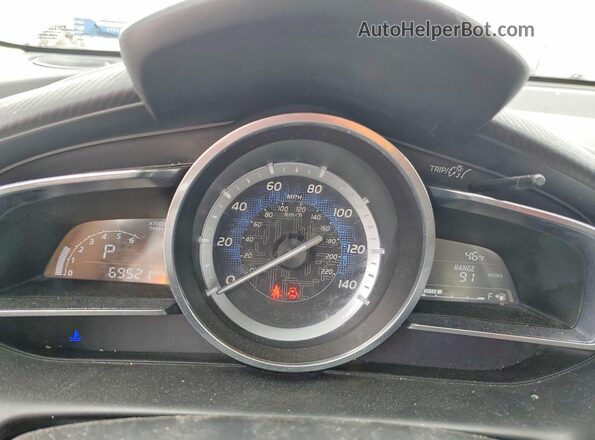 3MYDLBYV9HY164404 2017 TOYOTA YARIS Серебряный Вид щитка приборов