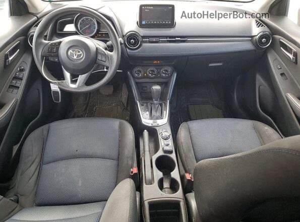 3MYDLBYV9JY323220 2018 TOYOTA YARIS Красный Вид панели приборов