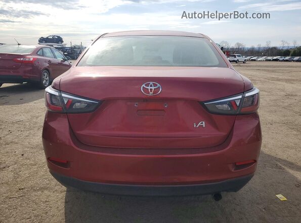 3MYDLBYV9JY323220 2018 TOYOTA YARIS Красный Вид сзади