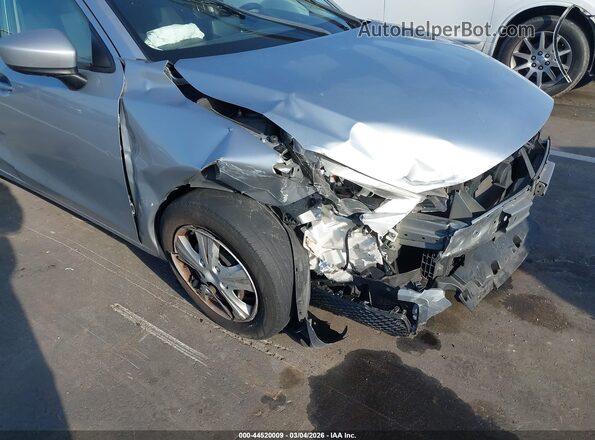 3MYDLBYV9KY516341 2019 TOYOTA YARIS Silver Vista frontal