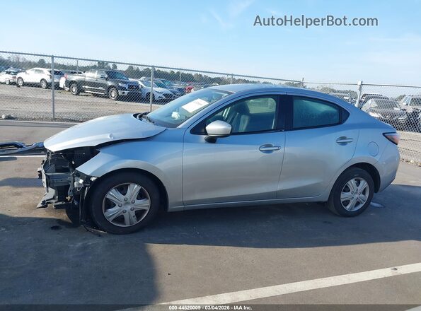 3MYDLBYV9KY516341 2019 TOYOTA YARIS Silver 