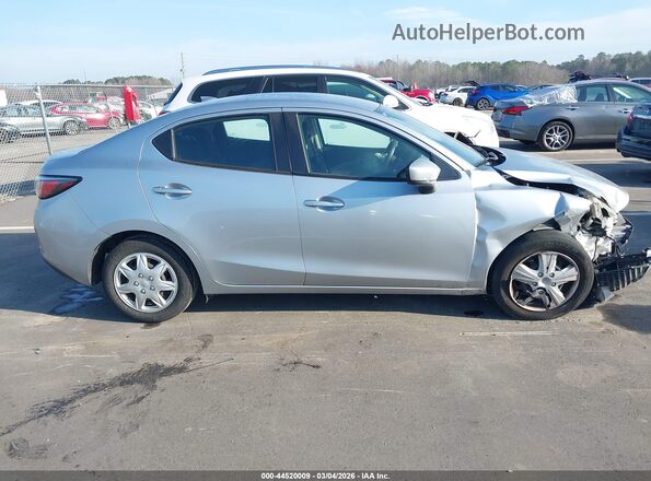 3MYDLBYV9KY516341 2019 TOYOTA YARIS Silver Vista interior de 360 grados