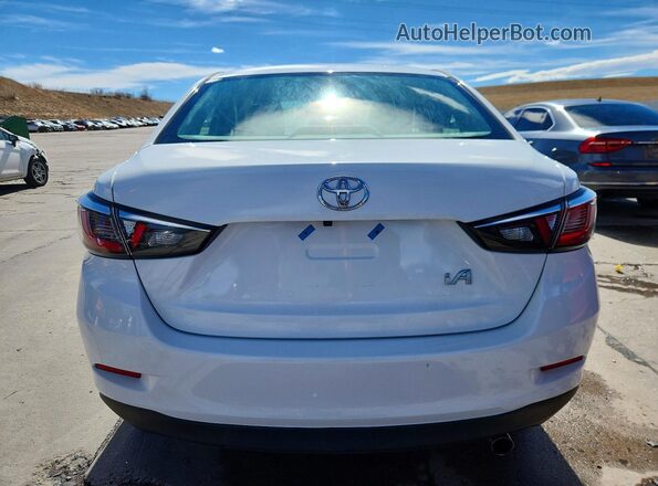 3MYDLBYVXHY174455 2017 TOYOTA YARIS Белый Вид сзади