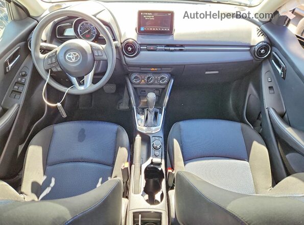 3MYDLBYVXHY174455 2017 TOYOTA YARIS Белый Вид панели приборов