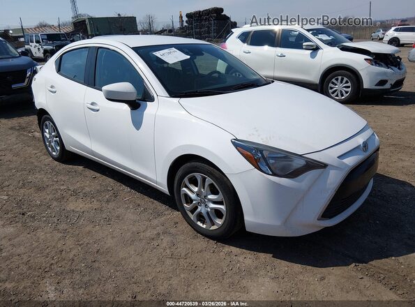 3MYDLBYVXHY181468 2017 TOYOTA YARIS IA White Передня права чверть