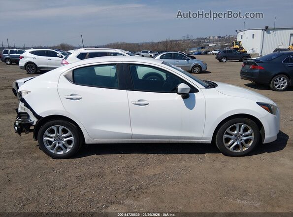 3MYDLBYVXHY181468 2017 TOYOTA YARIS IA White Вид задньої частини салону