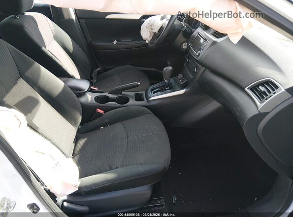 3N1AB7APXJY328443 2018 NISSAN SENTRA Белый Вид салона спереди