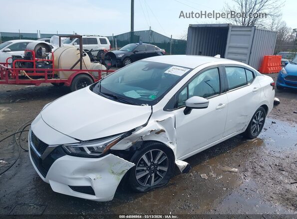 3N1CN8EV8ML872973 2021 NISSAN VERSA Белый Передняя левая четверть
