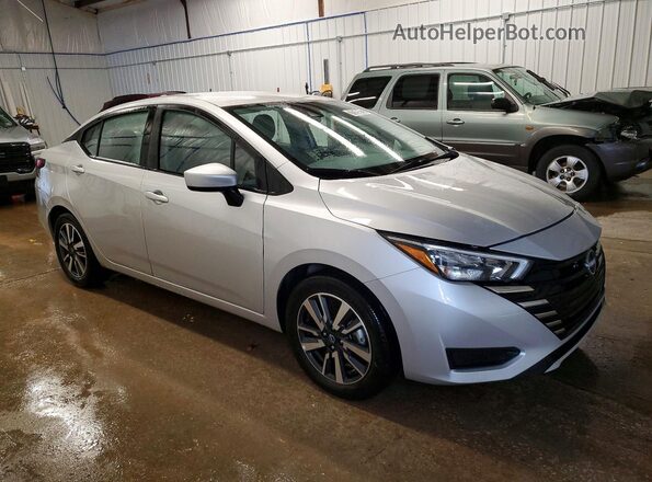 3N1CN8EV8SL826556 2025 NISSAN VERSA Серебряный Передняя правая четверть