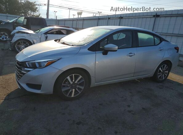 3N1CN8EV9PL861579 2023 NISSAN VERSA Серебряный Передняя левая четверть