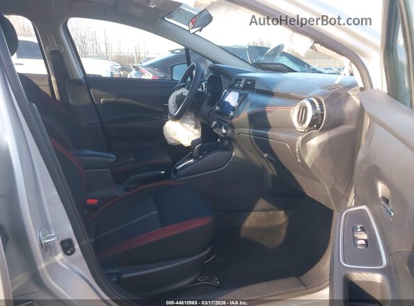 3N1CN8FV9PL860110 2023 NISSAN VERSA Серебряный Вид салона спереди