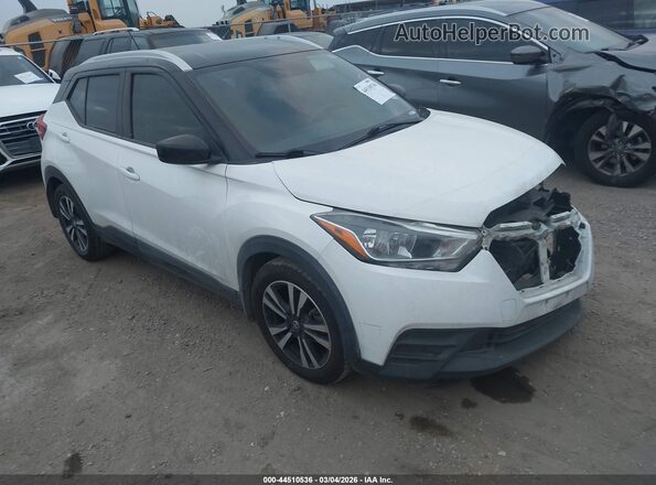 3N1CP5CU2JL541627 2018 NISSAN KICKS Белый Передняя правая четверть