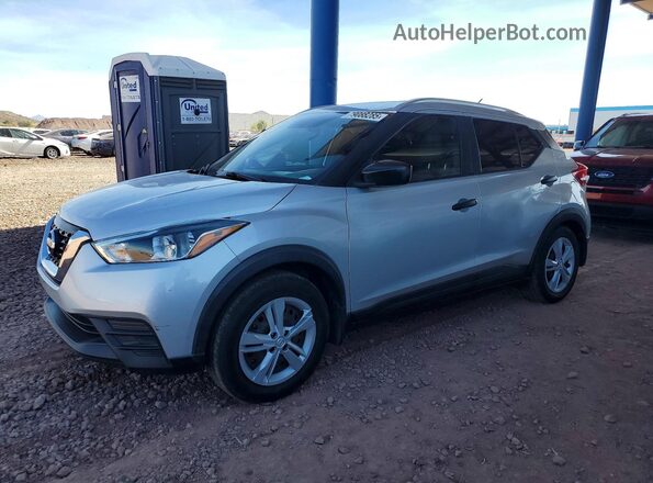 3N1CP5CU3JL518499 2018 NISSAN KICKS Серебряный Передняя левая четверть