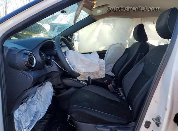 3N1CP5CU4KL534762 2019 NISSAN KICKS White Front interior view