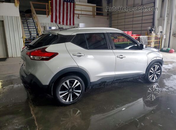 3N1CP5CU8JL516389 2018 NISSAN KICKS Серебряный Задняя правая четверть