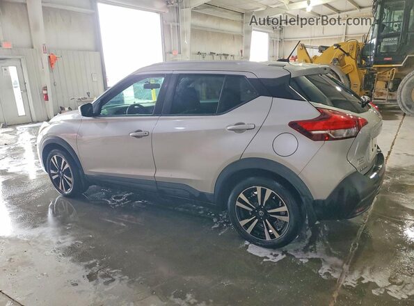 3N1CP5CU8JL516389 2018 NISSAN KICKS Серебряный Задняя левая четверть