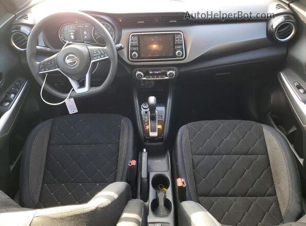 3N1CP5CU8JL516389 2018 NISSAN KICKS Серебряный Вид панели приборов