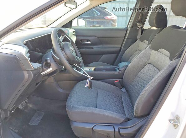 3N8AP6CB0SL366339 2025 NISSAN KICKS White წინა სალონის ხედი