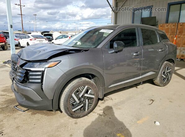 3N8AP6CEXTL336034 2026 NISSAN KICKS Gray Vista tres cuartos delantera izquierda