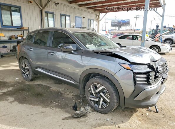 3N8AP6CEXTL336034 2026 NISSAN KICKS Gray Delantero derecho