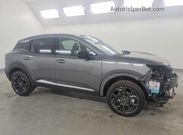 3N8AP6DA0TL378479 2026 NISSAN KICKS Серый Передняя правая четверть