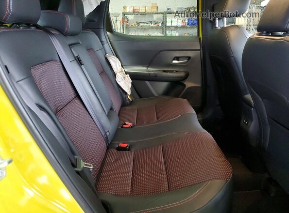 3N8AP6DA4TL323162 2026 NISSAN KICKS Желтый Вид задней части салона