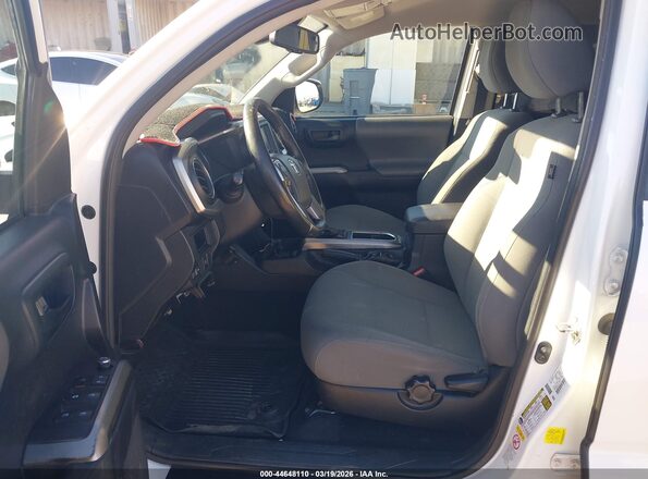 3TMCZ5AN3JM159975 2018 TOYOTA TACOMA White წინა სალონის ხედი