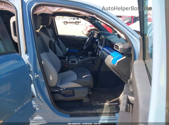 3TMLB5JN4TM244945 2026 TOYOTA TACOMA Light Blue Вид салона спереди