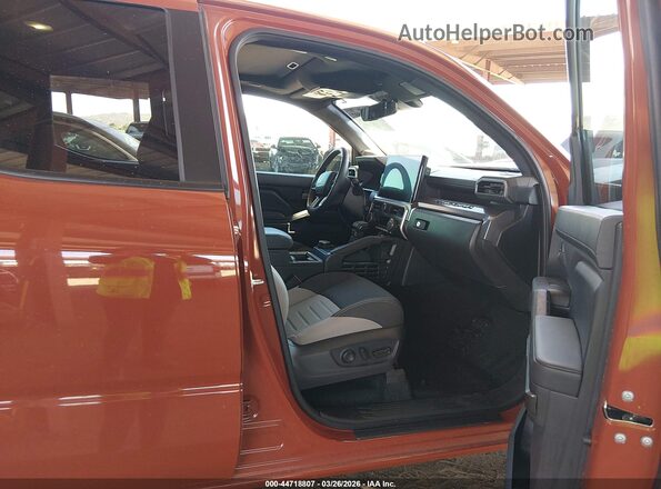 3TMLB5JN8SM090383 2025 TOYOTA TACOMA Orange Вид салону спереду