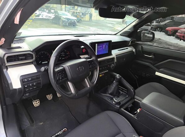 3TYLE5JN0RT008832 2024 TOYOTA TACOMA Серебряный Вид салона спереди