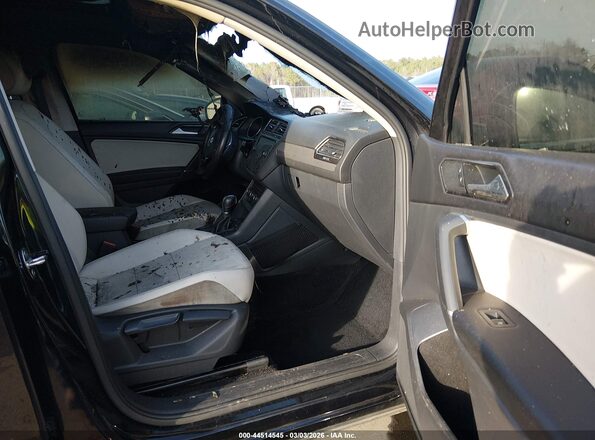3VV2B7AX0JM139102 2018 VOLKSWAGEN TIGUAN Black Front interior view