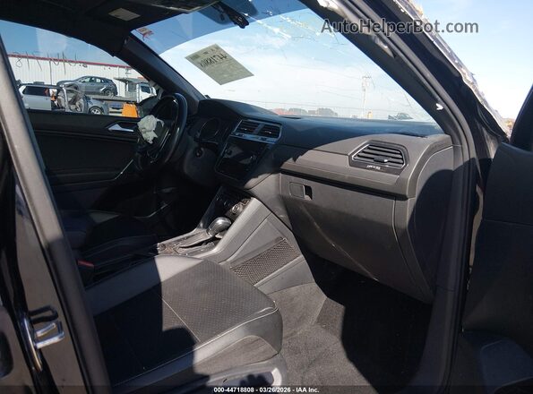 3VV2B7AX5JM213887 2018 VOLKSWAGEN TIGUAN Черный Вид салона спереди