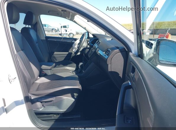 3VV2B7AX8NM087630 2022 VOLKSWAGEN TIGUAN White Widok wnętrza z przodu