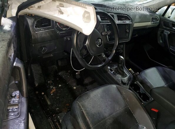 3VV2B7AX9KM197601 2019 VOLKSWAGEN TIGUAN White Vista del salpicadero