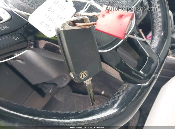 3VV3B7AX6JM039395 2018 VOLKSWAGEN TIGUAN Blue Vista del salpicadero