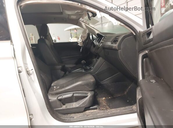 3VV3B7AX6JM181519 2018 VOLKSWAGEN TIGUAN Light Blue Vista interior delantera