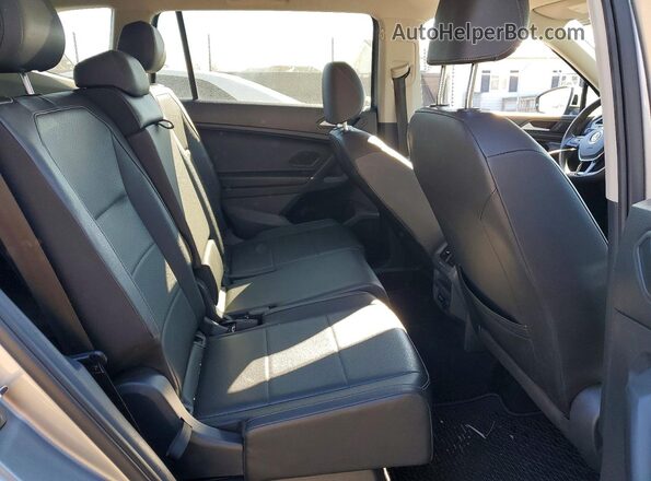 3VV3B7AX8LM142319 2020 VOLKSWAGEN TIGUAN Silver Widok wnętrza z tyłu