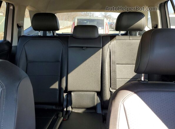 3VV3B7AX8LM142319 2020 VOLKSWAGEN TIGUAN Silver Widok tylnych siedzeń