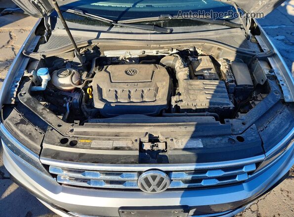 3VV4B7AX9LM102366 2020 VOLKSWAGEN TIGUAN Silver Widok komory silnika