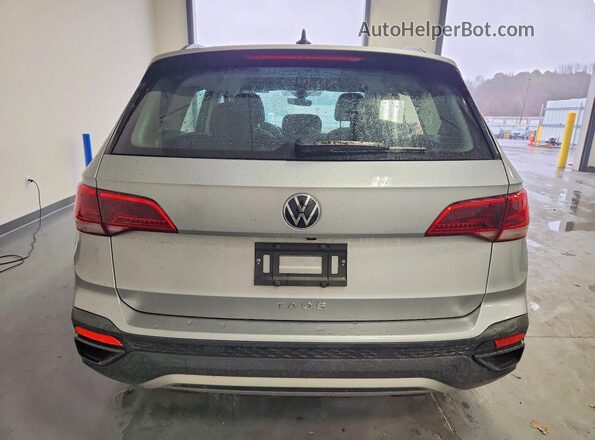 3VV5X7B22RM060625 2024 VOLKSWAGEN TAOS Серебряный Вид сзади