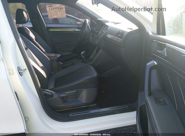 3VVCB7AX9NM166471 2022 VOLKSWAGEN TIGUAN White Front interior view