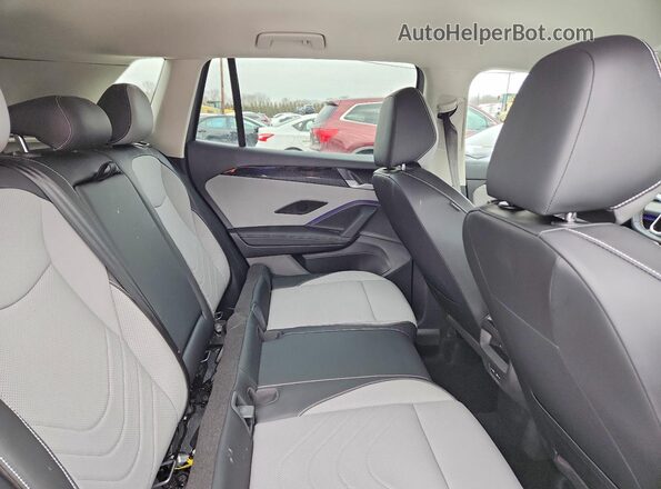 3VVFR7RM3SM044686 2025 VOLKSWAGEN TIGUAN Silver Widok wnętrza z tyłu
