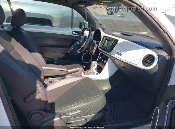 3VW5DAAT8JM503232 2018 VOLKSWAGEN BEETLE White Front interior view