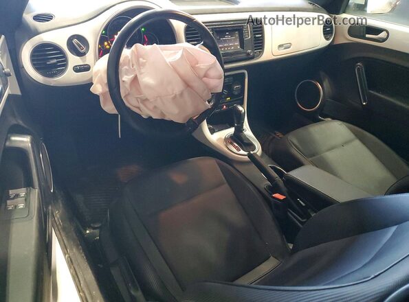 3VW5DAAT8JM512562 2018 VOLKSWAGEN BEETLE White Вид панелі приладів