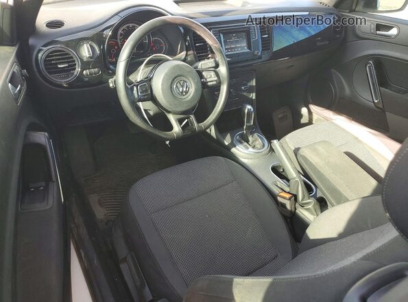 3VWF17AT7HM616065 2017 VOLKSWAGEN BEETLE Белый Вид панели приборов