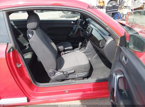 3VWFD7AT3JM704785 2018 VOLKSWAGEN BEETLE Красный Вид салона спереди