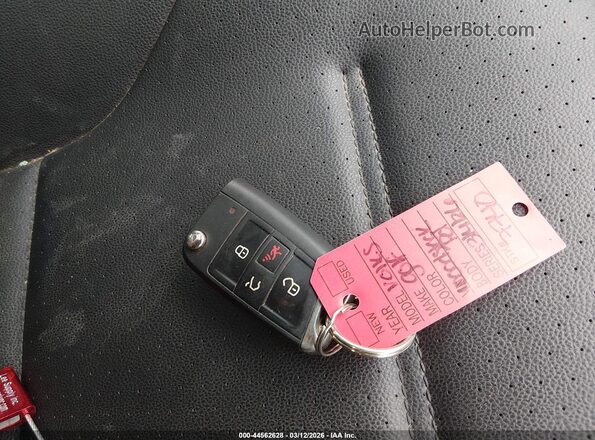 3VWH17AU2JM754202 2018 VOLKSWAGEN GOLF Красный Вид панели приборов