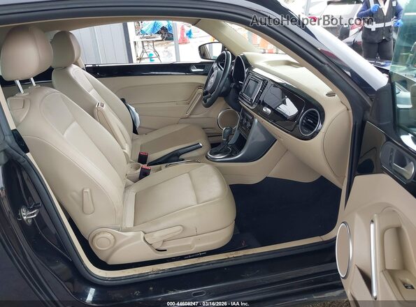 3VWJD7AT2JM702343 2018 VOLKSWAGEN BEETLE Черный Вид салона спереди