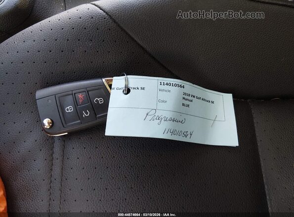 3VWM17AU8JM766546 2018 VOLKSWAGEN GOLF Black Widok deski rozdzielczej